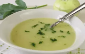 Wärmende Kohlrabicremesuppe mit einem Hauch von Sahne