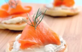 Zarte Blinis mit cremigem Lachs-Topping