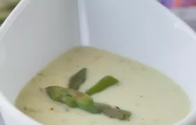 Zarter Spargel trifft auf edlen Safran in dieser köstlichen Suppe