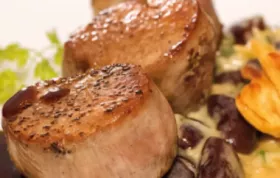 Zartes Schweinefilet mit cremigen Rahmkäferbohnen und fluffigen Polenta Blinis