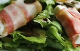 Ziegenkäse im Speckmantel auf grünem Salat