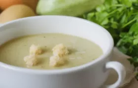 Zucchinicremesuppe mit Brotwürfeln