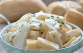 Zwiebel-Käse-Salat - Ein erfrischender und herzhafter Salat